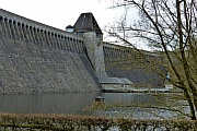 Staumauer von der Landseite aus gesehen