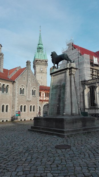 Der Loewe blickt auf den Rathausturm