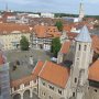 Der Burgplatz. Ein Ensemble von Burg Dankwarderode (der Burg Heinrichs des Löwen), Dom St. Blasius (Baubeginn  1173), Vieweg Haus (erbaut 1799, beherbergt heute das Braunschweigische Landesmuseum), den Gebäuden der Handwerkskammer (mit Huneborstelschem Haus und Veltheimschen Haus), und dem Denkmal Heinrichs des Löwen (erbaut 1166) auf dem Burgplatz. 